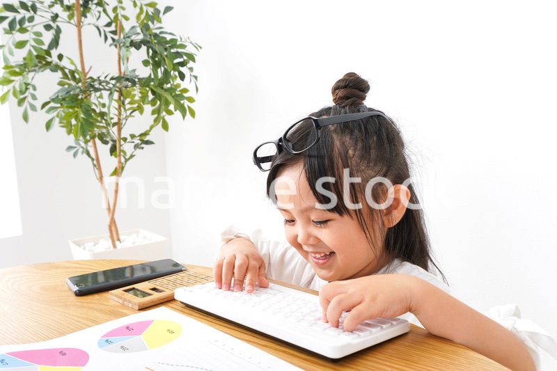 デスクワークをする子どもビジネスウーマン