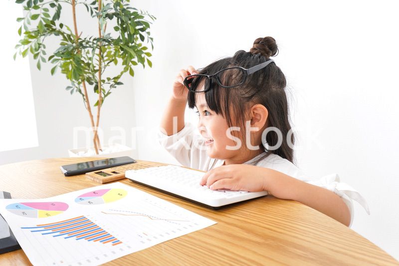 デスクワークをする子どもビジネスウーマン