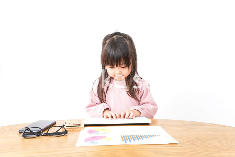 オフィスでデスクワークをするビジネスウーマン