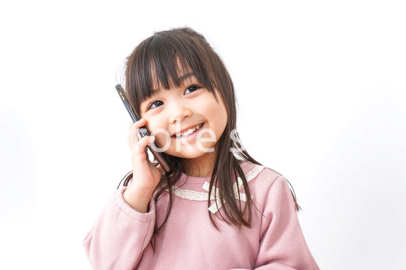 電話をする女の子