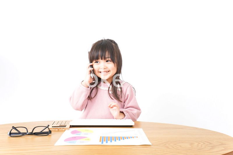 オフィスでデスクワークをするビジネスウーマン