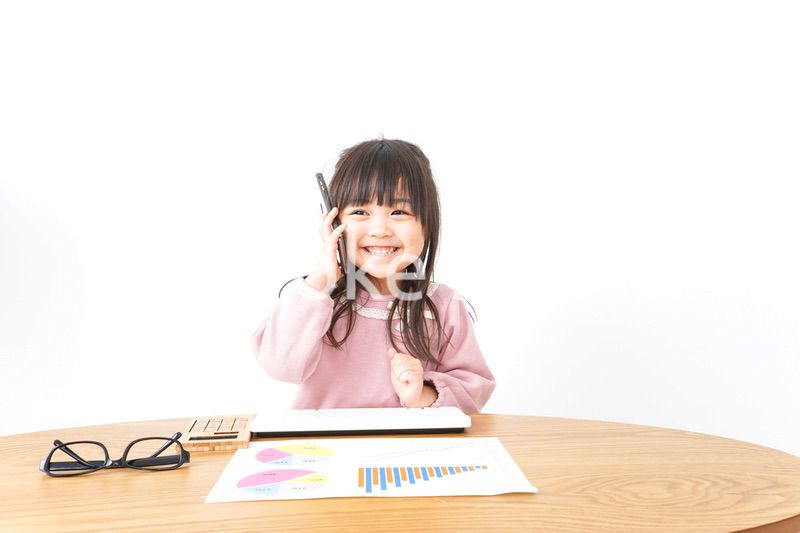 オフィスでデスクワークをするビジネスウーマン