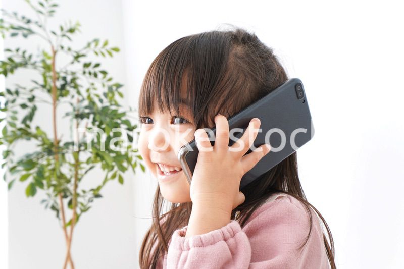 電話をする女の子
