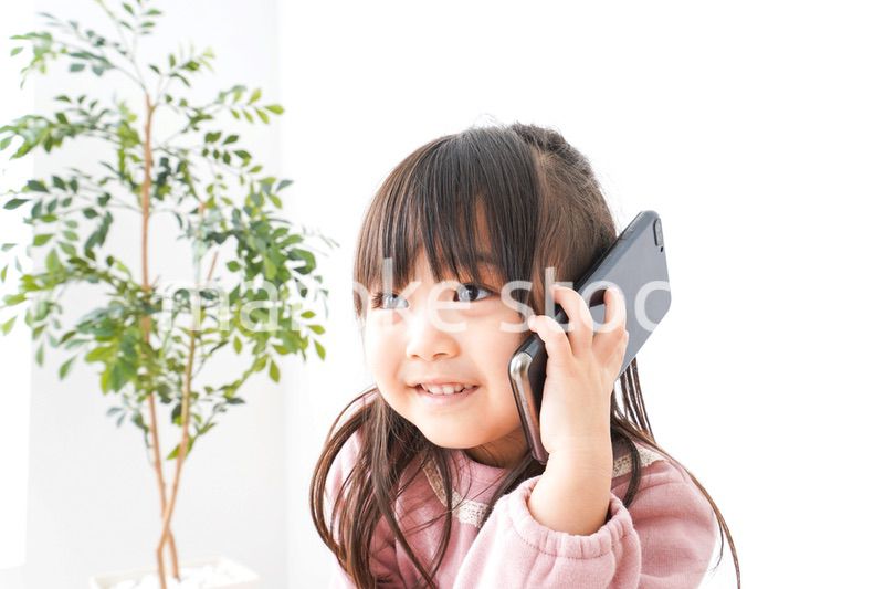 電話をする女の子