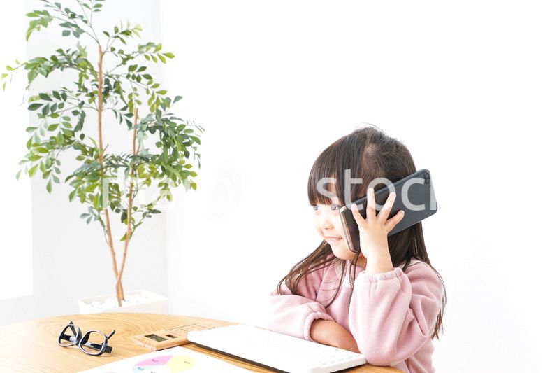 電話をする女の子