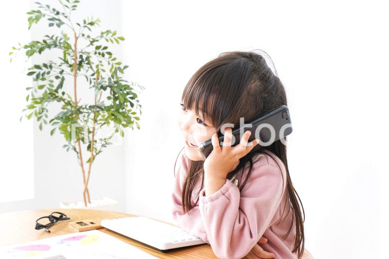 電話をする女の子