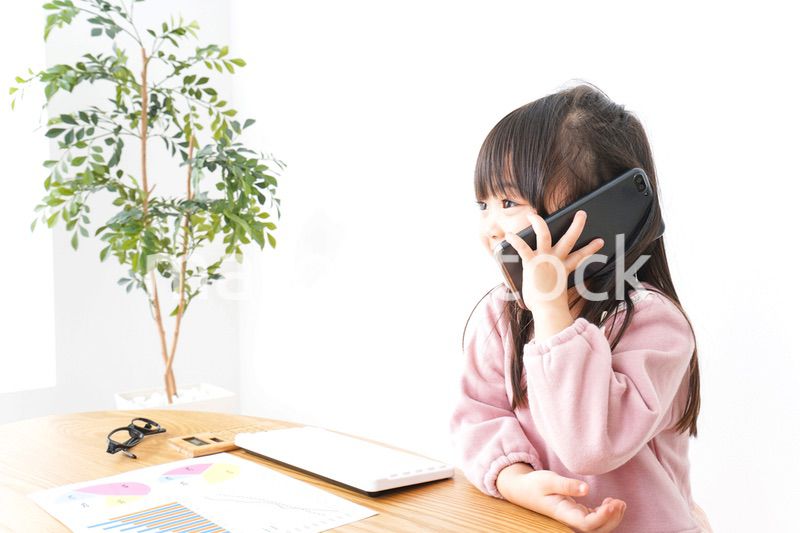 電話をする女の子