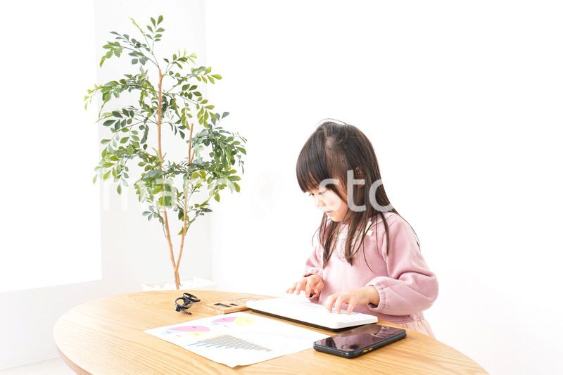 オフィスでデスクワークをするビジネスウーマン