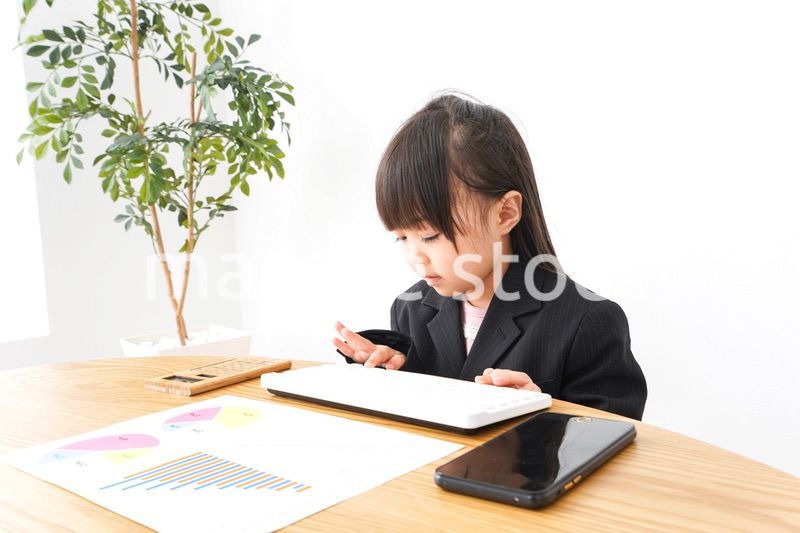 オフィスでデスクワークをするビジネスウーマン