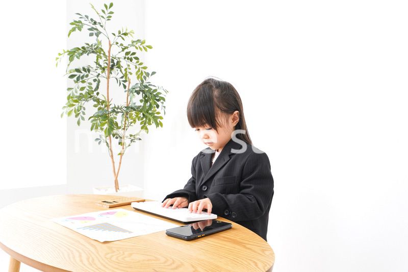 オフィスでデスクワークをするビジネスウーマン