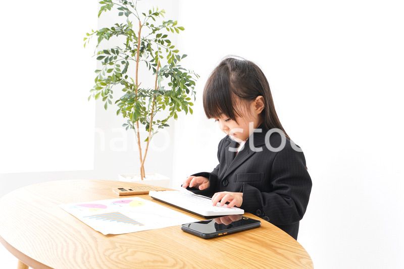 オフィスでデスクワークをするビジネスウーマン