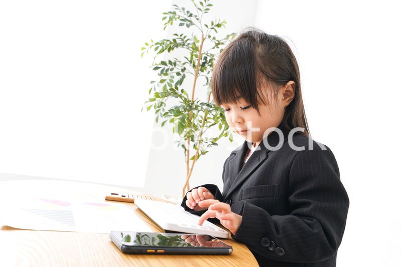 オフィスでデスクワークをするビジネスウーマン