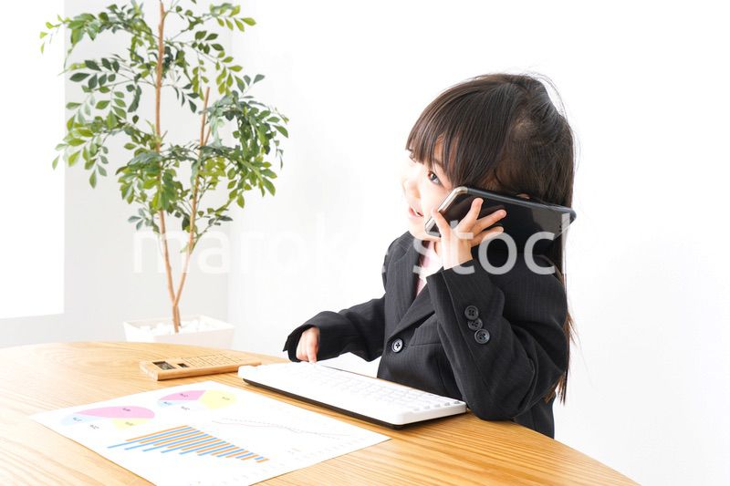 オフィスでデスクワークをするビジネスウーマン