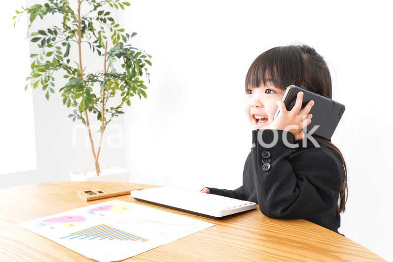 オフィスでデスクワークをするビジネスウーマン