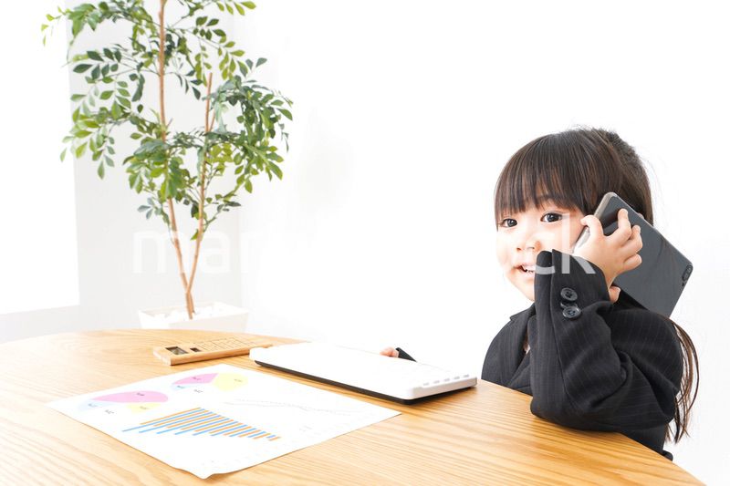 オフィスでデスクワークをするビジネスウーマン