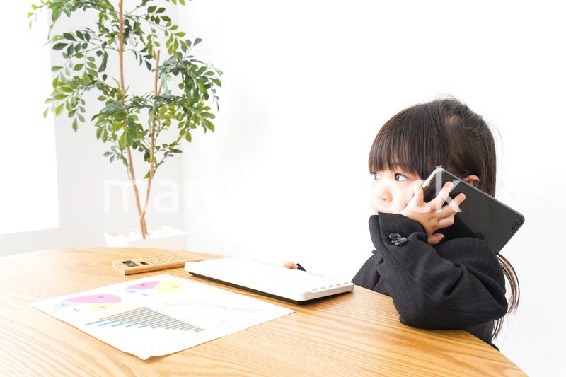 オフィスでデスクワークをするビジネスウーマン