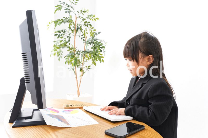 オフィスでデスクワークをするビジネスウーマン