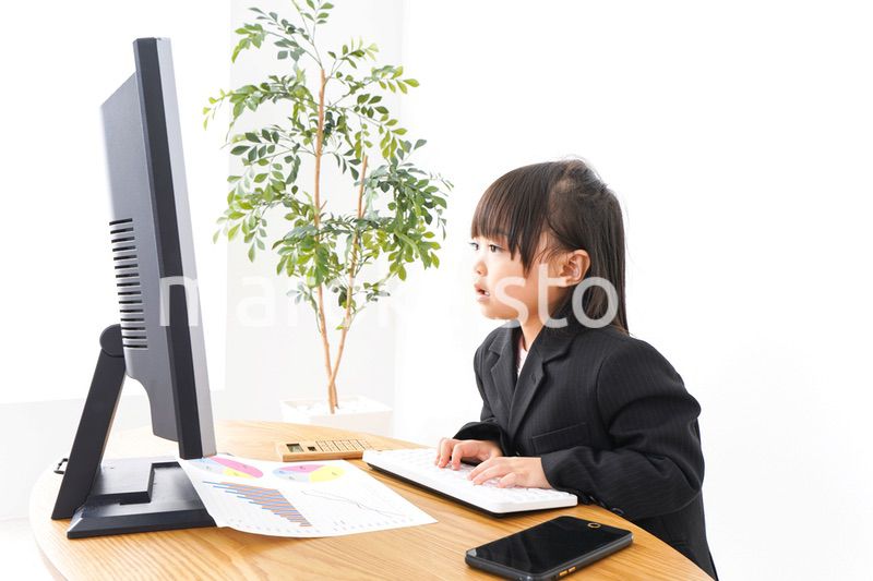オフィスでデスクワークをするビジネスウーマン