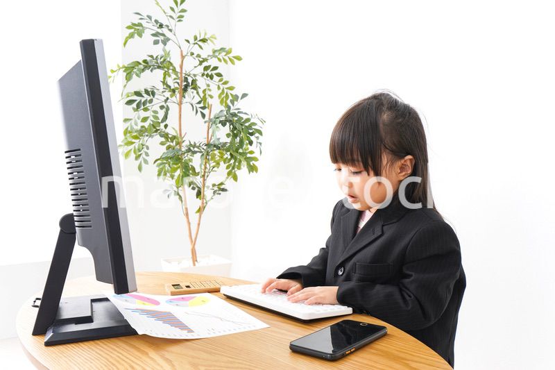 オフィスでデスクワークをするビジネスウーマン