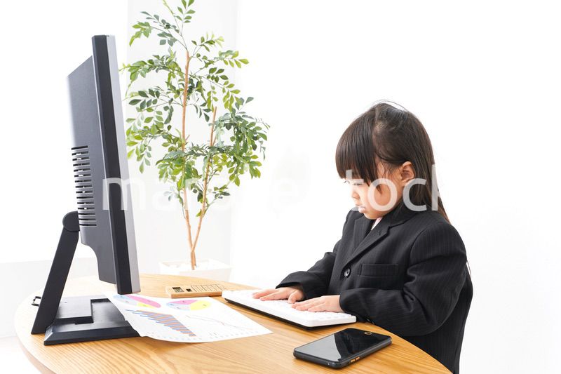オフィスでデスクワークをするビジネスウーマン