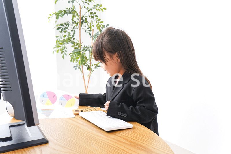 オフィスでデスクワークをするビジネスウーマン