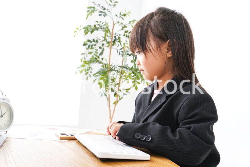 オフィスでデスクワークをするビジネスウーマン