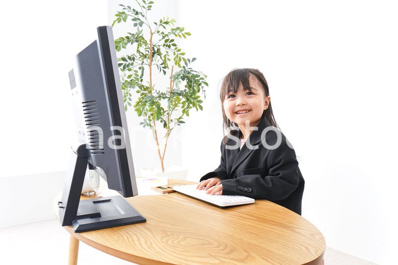 オフィスでデスクワークをするビジネスウーマン