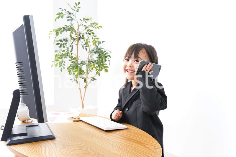 オフィスでデスクワークをするビジネスウーマン