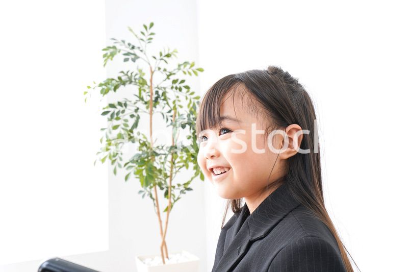 オフィスでデスクワークをするビジネスウーマン