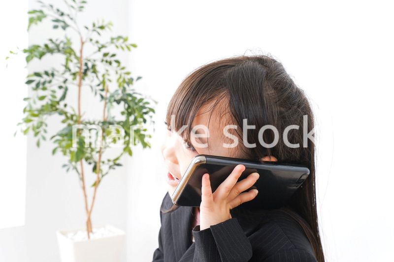 オフィスでデスクワークをするビジネスウーマン