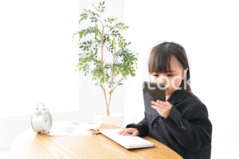 オフィスでデスクワークをするビジネスウーマン