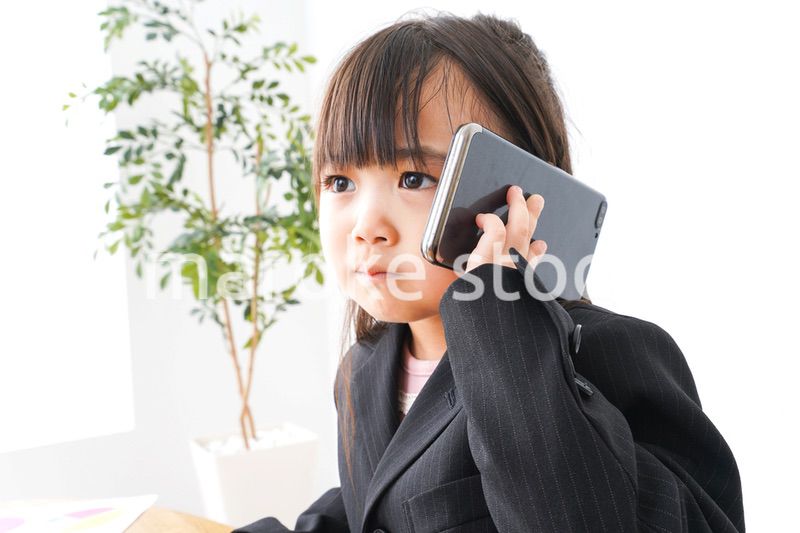 オフィスでデスクワークをするビジネスウーマン