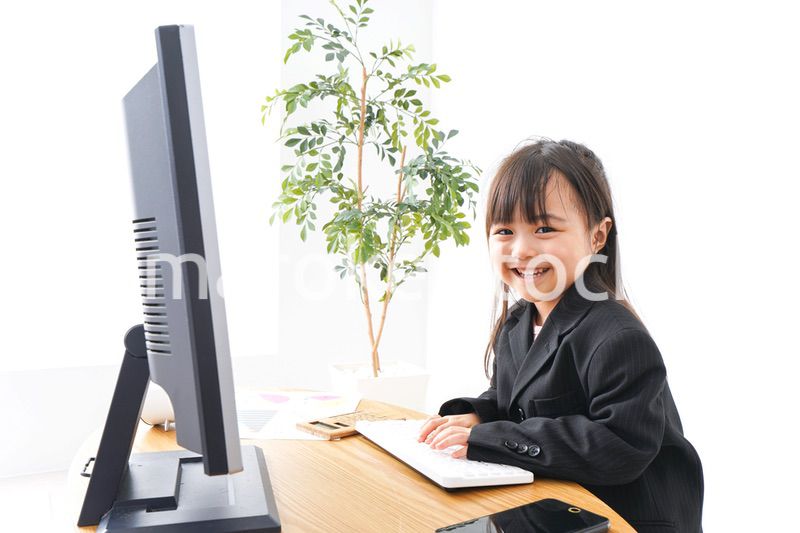 オフィスでデスクワークをするビジネスウーマン