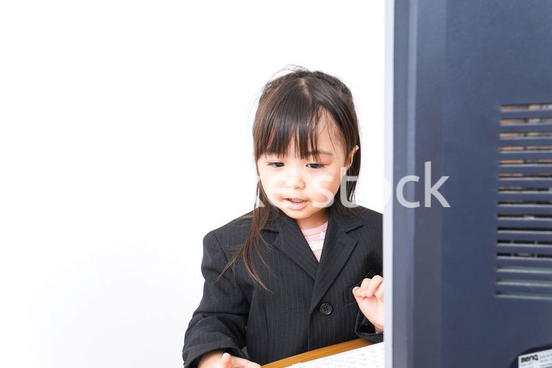 オフィスでデスクワークをするビジネスウーマン