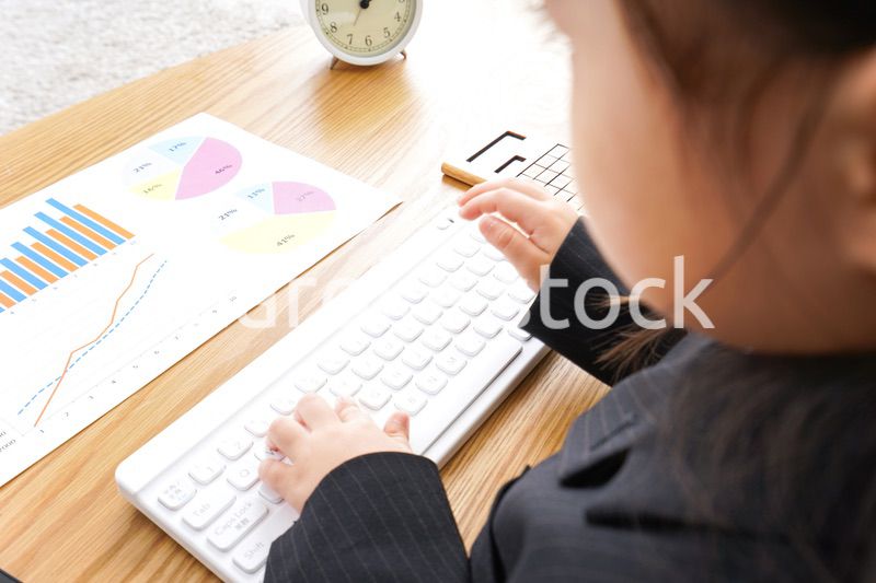 オフィスでデスクワークをするビジネスウーマン