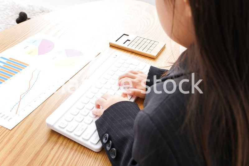 オフィスでデスクワークをするビジネスウーマン