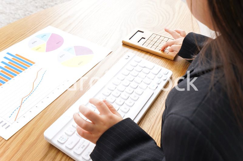 オフィスでデスクワークをするビジネスウーマン