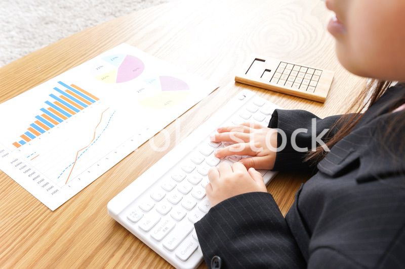 オフィスでデスクワークをするビジネスウーマン