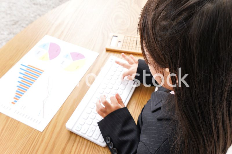 オフィスでデスクワークをするビジネスウーマン