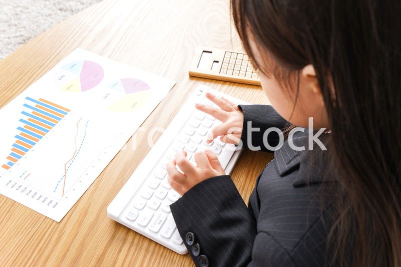 オフィスでデスクワークをするビジネスウーマン