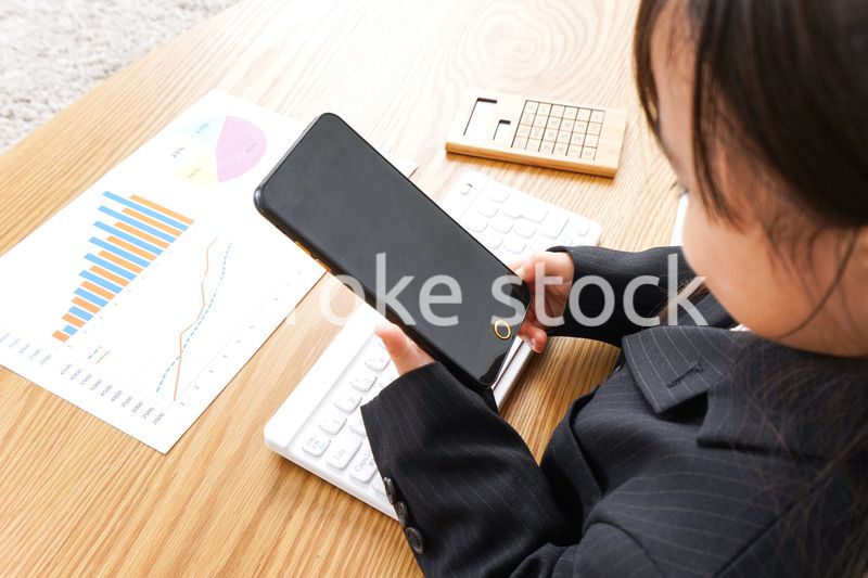 オフィスでデスクワークをするビジネスウーマン