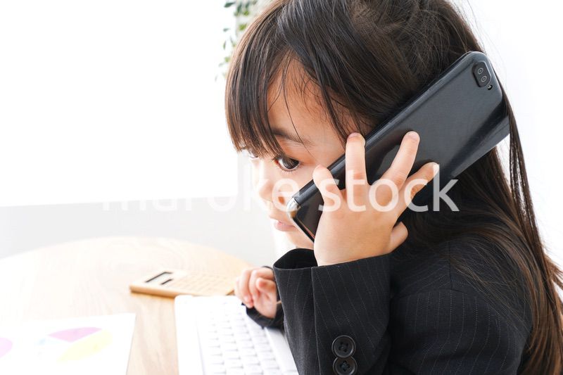 オフィスでデスクワークをするビジネスウーマン