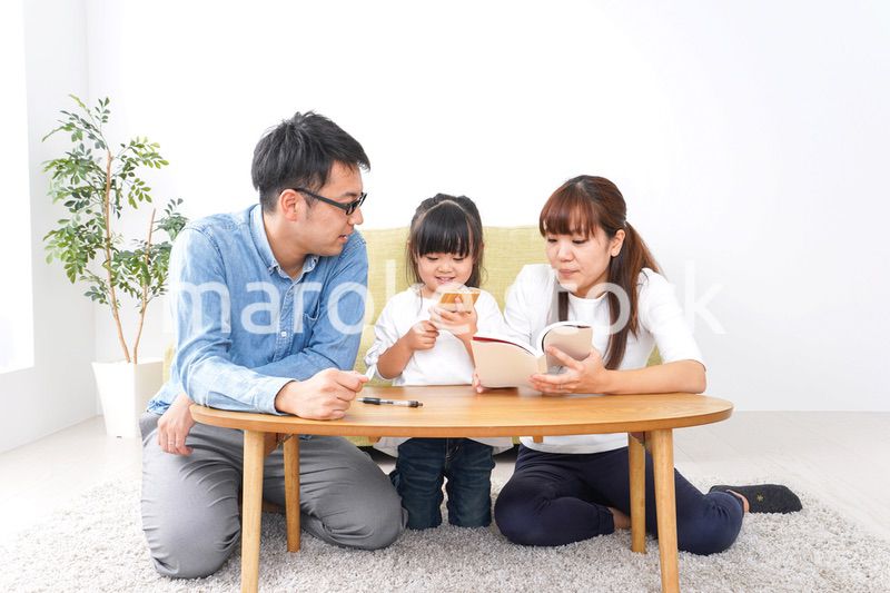 子どもに教育をする両親