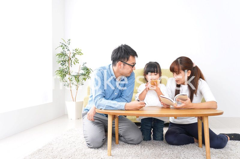 子どもに教育をする両親
