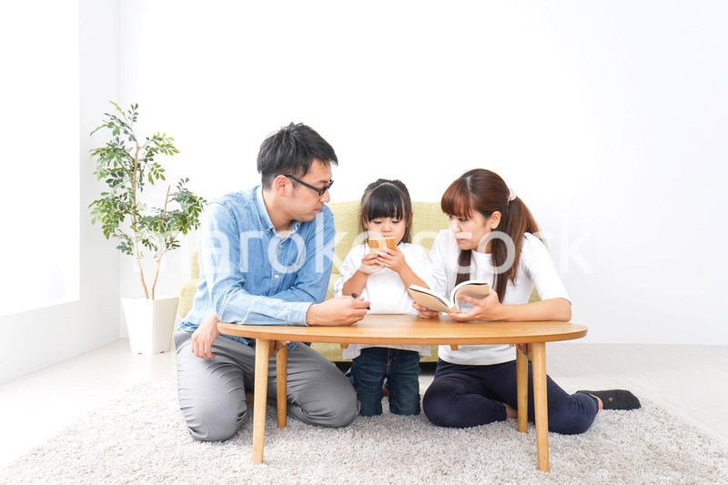 子どもに教育をする両親