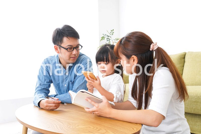 子どもに教育をする両親
