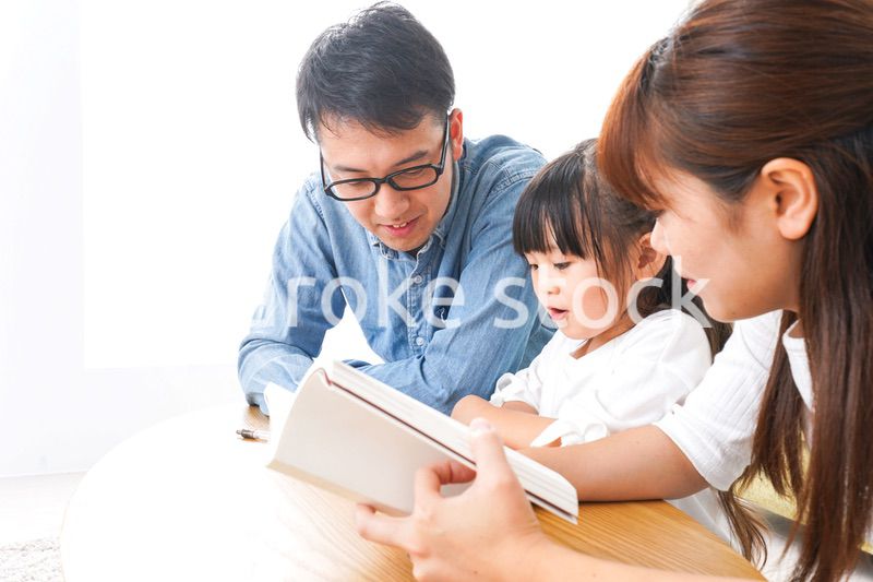 子どもに教育をする両親