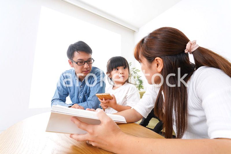 子どもに教育をする両親