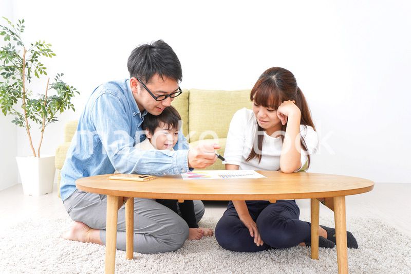 家族会議をする若い夫婦