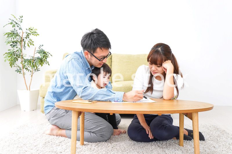 家族会議をする若い夫婦